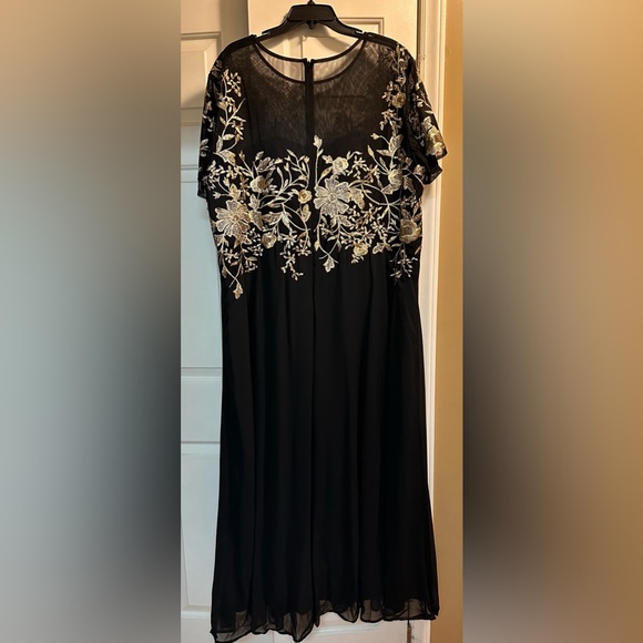 Betsy & Adam Black and Gold Floral Dress/gown
Full length - Picture 3 of 9